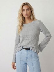 Sweter z ażurowym wzorem i falbaną - srebrny. Szare swetry nierozpinane damskie Sinsay, l, w ażurowe wzory, bez kołnierzyka, bez ramiączek. Za 39.99 zł.