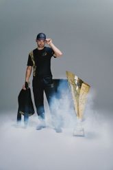 4F T-shirt regular z nadrukiem uniseks 4F x Bartosz Zmarzlik - czarna M. Czarne koszulki sportowe męskie 4F, m, bez wzorów, z bawełny, bez kołnierzyka, bez ramiączek. Za 89.99 zł.