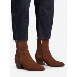 Botki G-Star. Brązowe botki damskie G-Star, bez wzorów, retro, bez obcasa, na słupku, bez zapięcia. Za 479.99 zł.