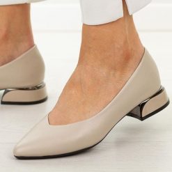 Beżowe czółenka damskie na obcasie Vinceza 62280. Brązowe czółenka damskie VINCEZA, na lato, bez wzorów, ze skóry, eleganckie, bez obcasa, na obcasie, bez zapięcia. Za 169.00 zł.