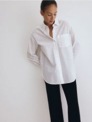 Popelinowa koszula oversize - biały. Białe koszule damskie Reserved, l, bez wzorów, z bawełny, bez kołnierzyka, bez ramiączek. W wyprzedaży za 119.99 zł.
