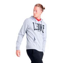Męska bluza z kapturem zapinana na zamek i dużym, prostym logo. Szare bluzy męskie LEONE 1947 APPAREL, m, bez wzorów, z bawełny, sportowe, bez ramiączek, z kapturem. W wyprzedaży za 136.83 zł.