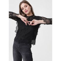 Czarna Bluzka Incur. Czarne bluzki damskie Born2be, l, bez wzorów, z koronki, eleganckie, bez kołnierzyka, bez ramiączek. Za 99.99 zł.