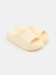 Klapki na platformie - żółty. Żółte klapki damskie Sinsay, bez wzorów, bez obcasa, na platformie, bez zapięcia. Za 29.99 zł.