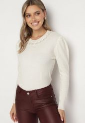 Biały Sweter Ozdobiony Perłami ze Ściągaczem Miannae. Białe swetry nierozpinane damskie Born2be, z aplikacjami, z jeansu, eleganckie, bez kołnierzyka, bez ramiączek. Za 129.99 zł.