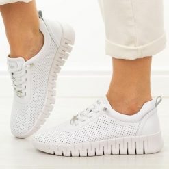 Białe ażurowe skórzane półbuty damskie LeeCopper 4001. Białe półbuty damskie Lee Cooper, na lato, z aplikacjami, z jeansu, eleganckie, z okrągłym noskiem, bez obcasa, bez zapięcia. Za 249.00 zł.