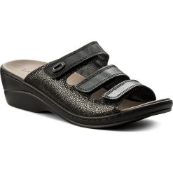 Klapki LASOCKI RST-4751-03. Czarne klapki damskie Lasocki, bez wzorów, z nubiku, bez obcasa, bez zapięcia. W wyprzedaży za 79.99 zł.