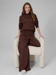 4F Spodnie dresowe z szerokimi nogawkami damskie - brązowe M. Brązowe spodnie dresowe damskie 4F, bez wzorów, z bawełny, do biegania. Za 149.99 zł.