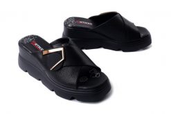 ARTIKER RELAKS 56C1586 czarny, klapki damskie. Czarne klapki damskie Artiker Relaks, na lato, bez wzorów, bez obcasa, na koturnie, bez zapięcia. Za 167.93 zł.