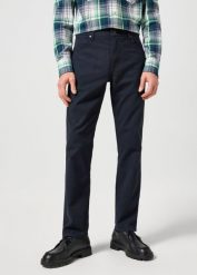 WRANGLER GREENSBORO MĘSKIE SPODNIE MATERIAŁOWE MATERIAŁ CHINO DARK NAVY 112358043 W15Q017344. Niebieskie eleganckie spodnie męskie Wrangler, bez wzorów, z materiału. Za 199.99 zł.