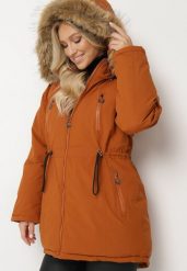Brązowa Kurtka Parka z Zasuwanymi Kieszeniami i Futerkiem Przy Kapturze Siarietia. Brązowe kurtki damskie Born2be, na zimę, l, bez wzorów, z futra, bez kaptura. Za 299.99 zł.