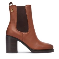 Botki Tommy Hilfiger. Brązowe botki damskie Tommy Hilfiger, bez wzorów, bez obcasa, na słupku, bez zapięcia. Za 719.99 zł.