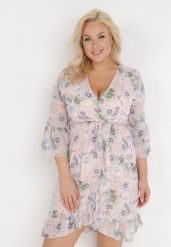 Jasnoróżowa Sukienka Sophassa. Czerwone sukienki damskie Born2be, na imprezę, na lato, l, z aplikacjami, eleganckie, bez kołnierzyka, bez ramiączek, mini, kopertowe. Za 29.99 zł.