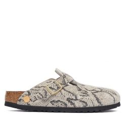 Klapki Birkenstock. Białe klapki damskie Birkenstock, bez wzorów, bez obcasa, bez zapięcia. Za 764.99 zł.