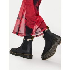 Sztyblety Dr. Martens. Czarne botki damskie Dr. Martens, bez wzorów, bez obcasa, na płaskiej podeszwie, bez zapięcia. Za 989.99 zł.