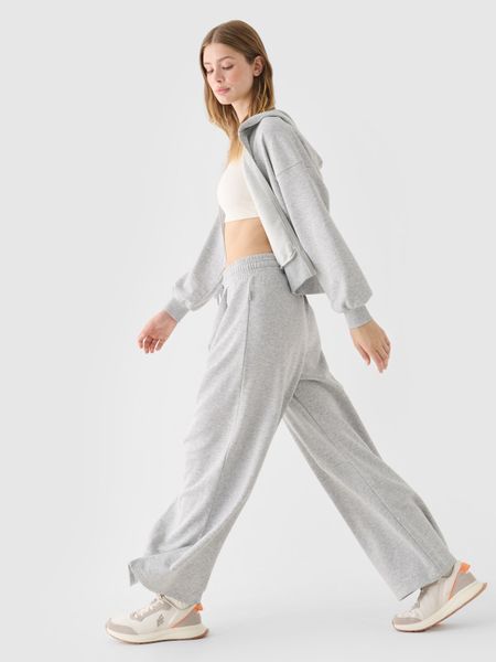 4F Spodnie dresowe z szerokimi nogawkami damskie - szare XL. Szare spodnie dresowe damskie 4F, bez wzorów, z bawełny, klasyczne. W wyprzedaży za 69.99 zł.