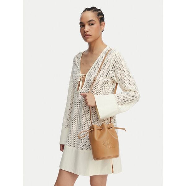 Torebka Calvin Klein. Brązowe torebki do ręki damskie Calvin Klein, bez wzorów, bez dodatków. Za 319.99 zł.