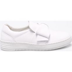 Bullboxer - Buty. Białe obuwie sportowe damskie Bullboxer, bez wzorów, z gumy, z okrągłym noskiem, bez zapięcia. W wyprzedaży za 119.90 zł.