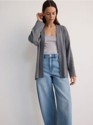 Długi kardigan z wiązaniem - ciemnoszary. Szare kardigany damskie Reserved, l, bez wzorów, z dzianiny, bez kołnierzyka. W wyprzedaży za 79.99 zł.