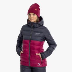 Kurtka damska hiking wodoodporna wiatroszczelna Östersund 2.0. Fioletowe kurtki sportowe damskie SWEDEMOUNT, bez wzorów, z puchu, bez ramiączek, bez kaptura, trekkingowe. Za 699.99 zł.