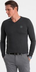 Ombre Elegancki sweter męski z dekoltem w serek - grafitowy V17 OM-SWBS-0107 M. Szare swetry męskie Ombre, m, bez wzorów, eleganckie, bez kołnierzyka, bez ramiączek. Za 119.99 zł.