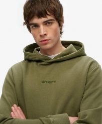 Superdry Micro Logo Hoodie – bluza z kapturem Olive Night Green. Zielone bluzy damskie Superdry, s, bez wzorów, z bawełny, klasyczne, bez ramiączek, z kapturem. Za 333.70 zł.