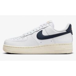 Buty sportowe Sneakersy damskie, W Air Force 1 07 EasyOn. Białe obuwie sportowe damskie Nike, bez wzorów, z gumy, bez zapięcia, trekkingowe. Za 729.99 zł.