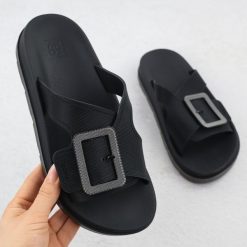 Klapki damskie basenowe plażowe z klamrą czarne Zaxy RR285078. Czarne klapki damskie Zaxy, bez wzorów, z gumy, bez obcasa, bez zapięcia. Za 120.00 zł.