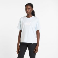 Koszulka damska New Balance WT43583IB – niebieska. Niebieskie bluzki damskie New Balance, s, bez wzorów, z materiału, klasyczne, bez kołnierzyka, bez ramiączek. Za 119.99 zł.