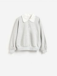Bluza z ozdobnym kołnierzem - jasnoszary. Szare bluzy damskie Reserved, l, bez wzorów, z bawełny, bez ramiączek, bez kaptura. Za 119.99 zł.