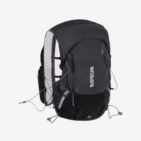 Plecak do biegania w terenie unisex Kiprun 900 20+5 litrów z bukłakiem 2 l. Czarne plecaki męskie KIPRUN, bez wzorów, sportowe. Za 499.99 zł.