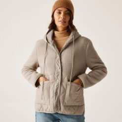 Kurtka damska zimowa ocieplana Mikayla. Brązowe kurtki sportowe damskie Regatta, na zimę, bez wzorów, z polaru, bez ramiączek, bez kaptura, trekkingowe. W wyprzedaży za 279.99 zł.