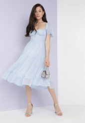 Niebieska Sukienka Ozdobiona Bufkami Ipharei. Niebieskie sukienki damskie Born2be, l, z aplikacjami, z tkaniny, eleganckie, bez kołnierzyka, bez ramiączek, midi. Za 139.99 zł.