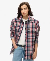 Superdry Borg Check Overshirt – Koszula-overshirt z borgiem w kratę. Czerwone koszule damskie Superdry, z aplikacjami, z materiału, klasyczne, bez kołnierzyka, bez ramiączek. Za 430.25 zł.
