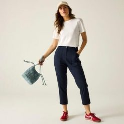 Damskie spodnie Shorebella Capri. Niebieskie szorty damskie Regatta, bez wzorów, z bawełny, sportowe. Za 265.00 zł.