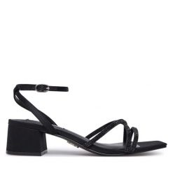 Sandały Steve Madden. Czarne sandały damskie Steve Madden, bez wzorów, bez obcasa, na słupku, bez zapięcia. Za 429.99 zł.