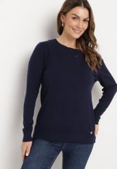 Granatowy Sweter w Klasycznym Stylu Irimarie. Niebieskie swetry nierozpinane damskie Born2be, m, bez wzorów, z jeansu, eleganckie, bez kołnierzyka, bez ramiączek. Za 44.99 zł.