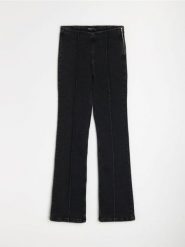 Jeansy flare z przeszyciami - czarny. Czarne jeansy damskie Sinsay, bez wzorów, z jeansu. Za 69.99 zł.
