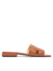 Furla Klapki Summer YJ34SUM X30000 RY000 Brązowy. Brązowe klapki damskie Furla, bez wzorów, ze skóry, bez obcasa, bez zapięcia. Za 669.99 zł.
