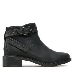 Botki Clarks. Czarne botki damskie Clarks, bez wzorów, bez obcasa, na płaskiej podeszwie, bez zapięcia. Za 313.99 zł.