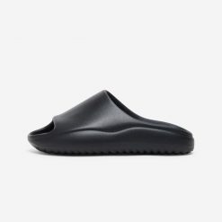 Klapki Unisex Slide. Czarne klapki męskie Decathlon, bez wzorów, bez zapięcia. W wyprzedaży za 79.99 zł.