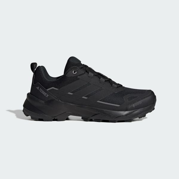 Buty trekkingowe Terrex Skychaser AX5 GORE-TEX. Czarne trekkingi męskie Adidas, z gore-texu, bez zapięcia. Za 529.00 zł.