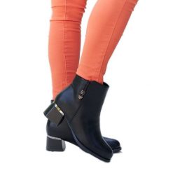 Czarne eleganckie botki z cyrkoniami Bocconi. Czarne botki damskie bez wzorów, z gumy, eleganckie, bez obcasa, bez zapięcia. Za 120.75 zł.