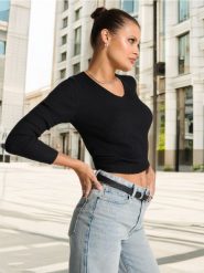 Sweter - czarny. Czarne swetry nierozpinane damskie Sinsay, l, bez wzorów, z materiału, bez kołnierzyka, bez ramiączek. Za 39.99 zł.