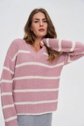 Sweter w paski różowy. Czerwone swetry nierozpinane damskie MOODO, l, bez wzorów, bez kołnierzyka, bez ramiączek. Za 99.99 zł.