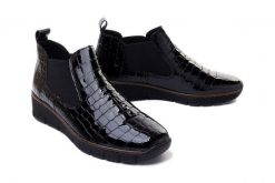 RIEKER 53794-01 black, botki/sztyblety damskie. Czarne botki damskie Rieker, na zimę, bez wzorów, z tkaniny, bez obcasa, bez zapięcia. Za 227.44 zł.