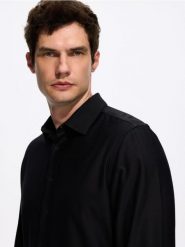 Gładka koszula slim fit - czarny. Czarne koszule męskie Reserved, l, bez wzorów, z bawełny, bez kołnierzyka, bez ramiączek. Za 129.99 zł.