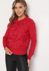 Czerwony Sweter z Wiskozą i Siateczkowymi Aplikacjami Hariena. Czerwone swetry nierozpinane damskie Born2be, z aplikacjami, z wiskozy, eleganckie, bez kołnierzyka, bez ramiączek. Za 139.99 zł.