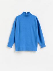 Wełniany sweter ze stójką - niebieski. Niebieskie swetry nierozpinane damskie Reserved, l, bez wzorów, z wełny, bez kołnierzyka, bez ramiączek. Za 239.99 zł.
