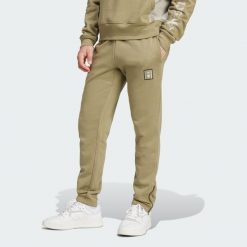 Spodnie Arsenal Seasonal Fleece. Zielone spodnie sportowe męskie Adidas, l, bez wzorów, z dresówki, do piłki nożnej. Za 299.00 zł.